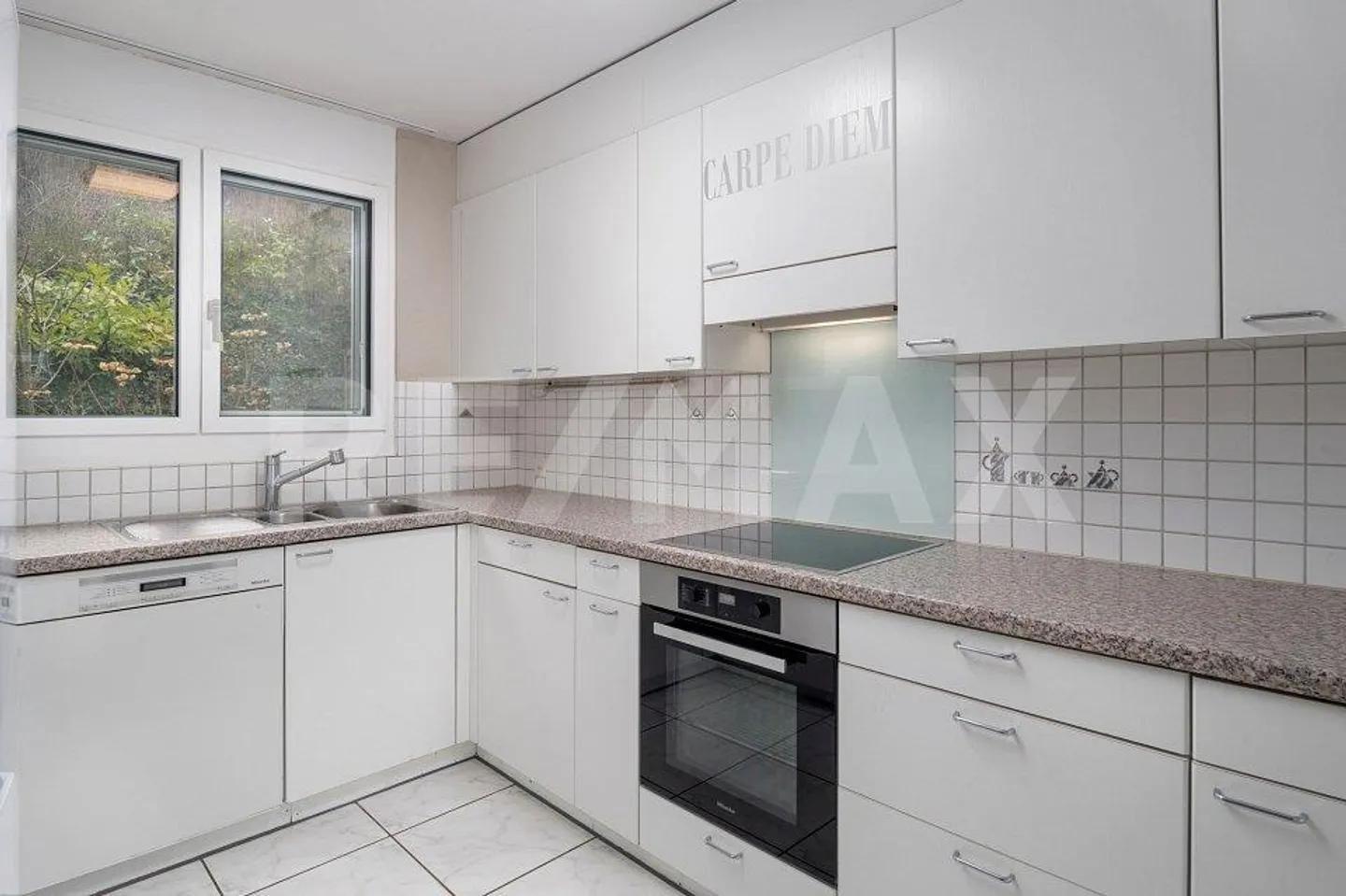 Vivere in modo intelligente in una casa a schiera centrale: Spazio per la famiglia e due auto - Foto 8 di 13