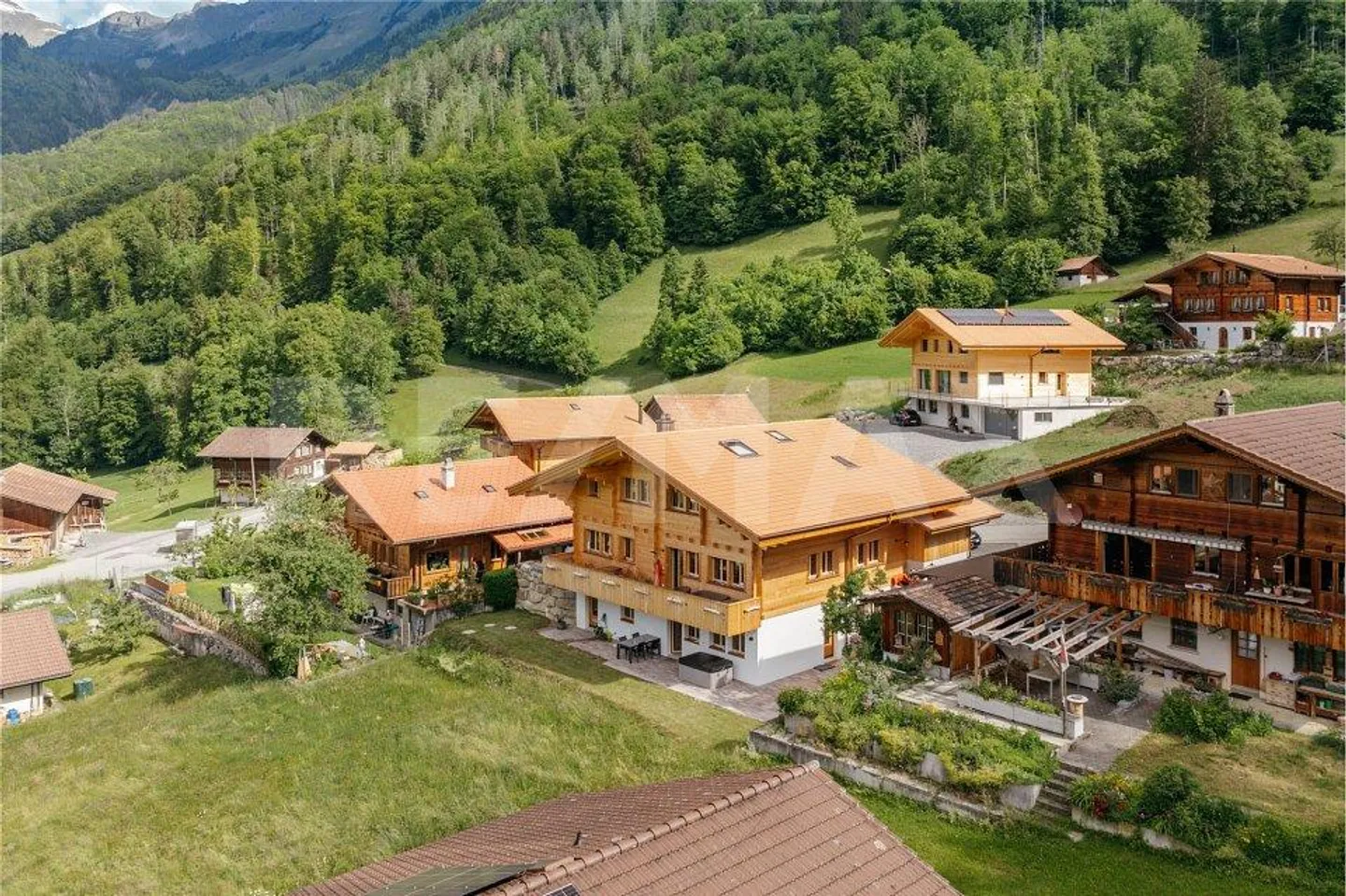 Chalet in legno tradizionale incontra l'architettura moderna - Foto 1 di 13