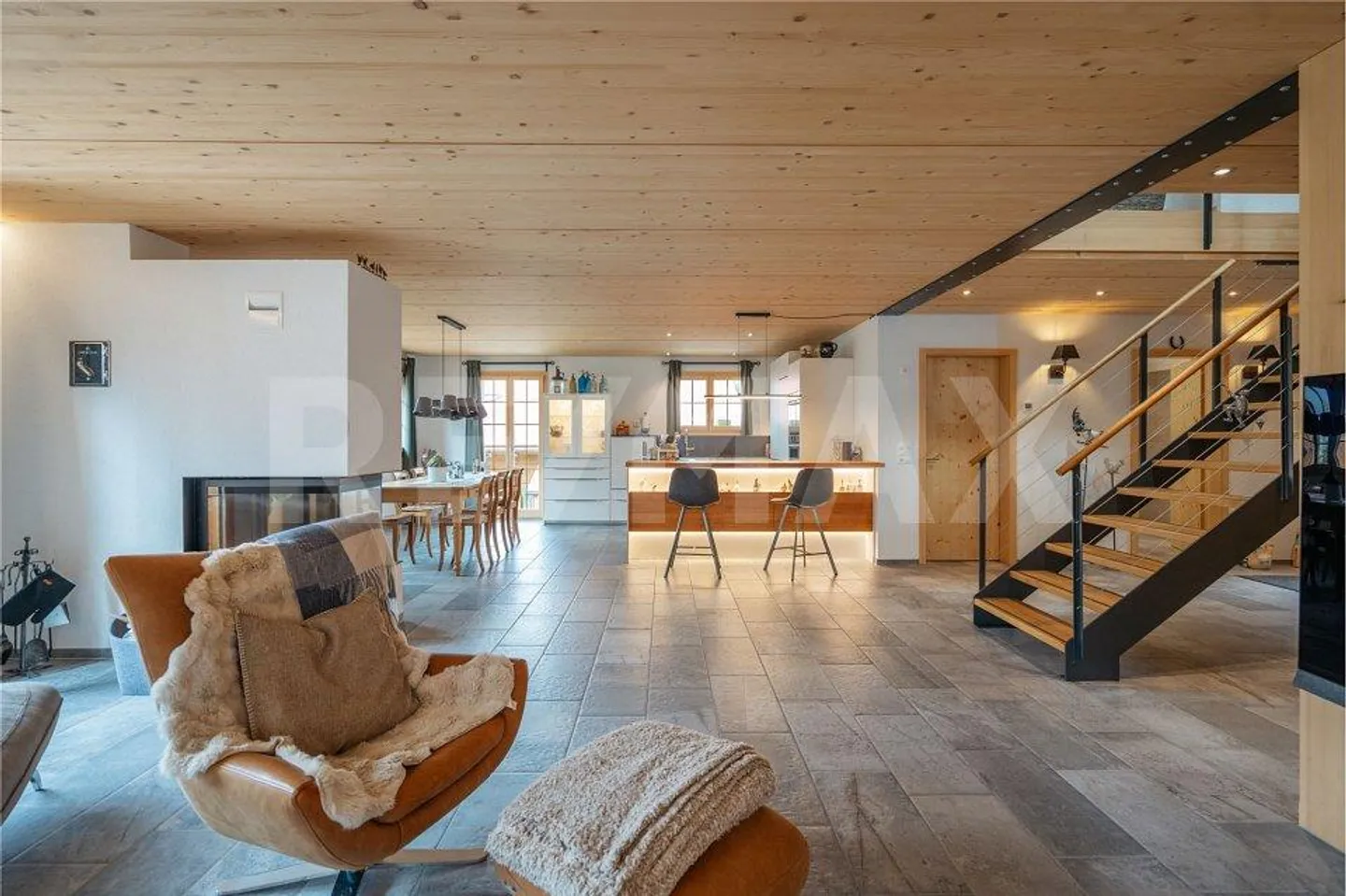 Chalet in legno tradizionale incontra l'architettura moderna - Foto 2 di 13