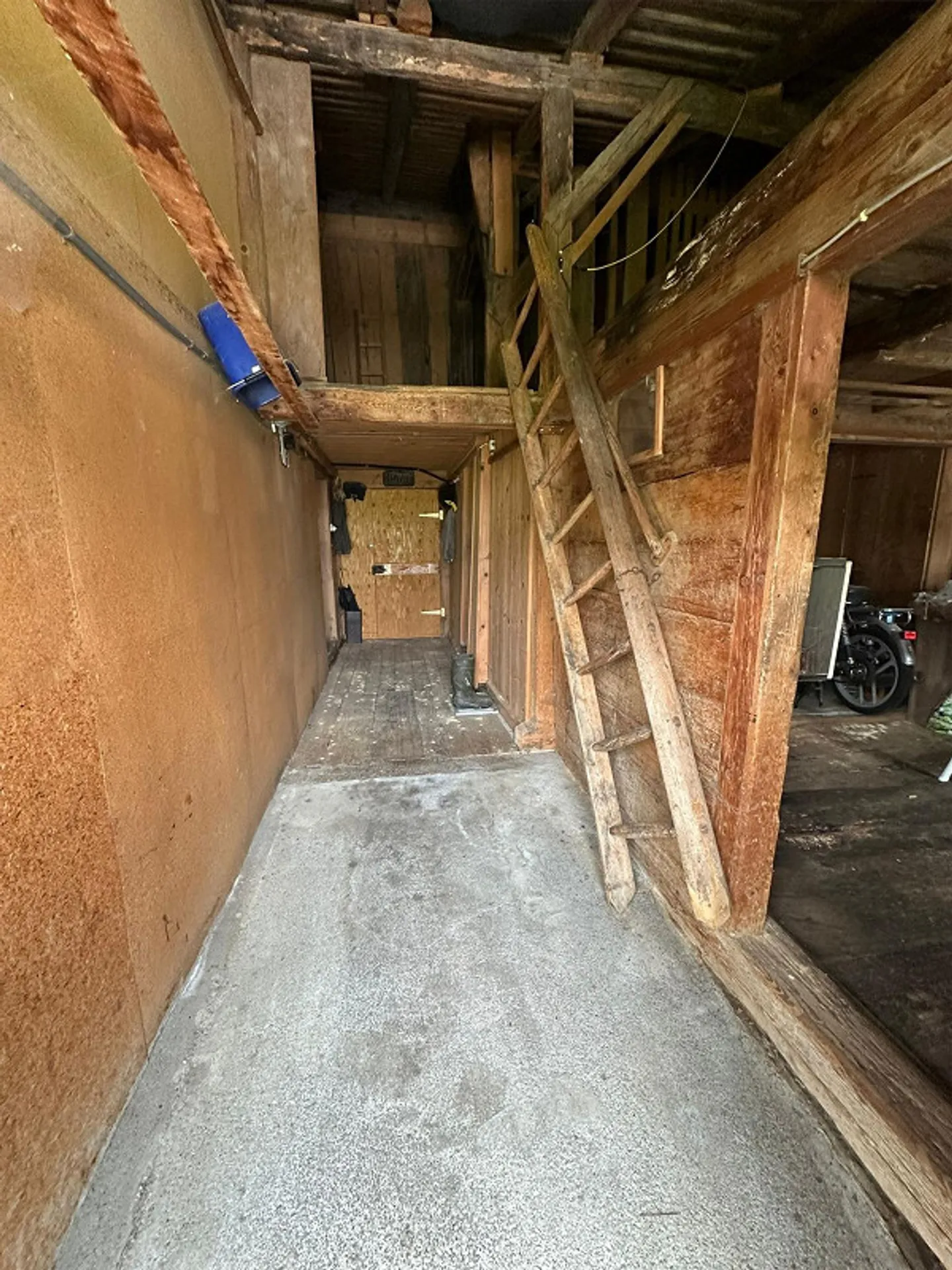 Edificio residenziale con fienile e capanno in legno in una posizione molto bella con vista - Foto 16 di 20