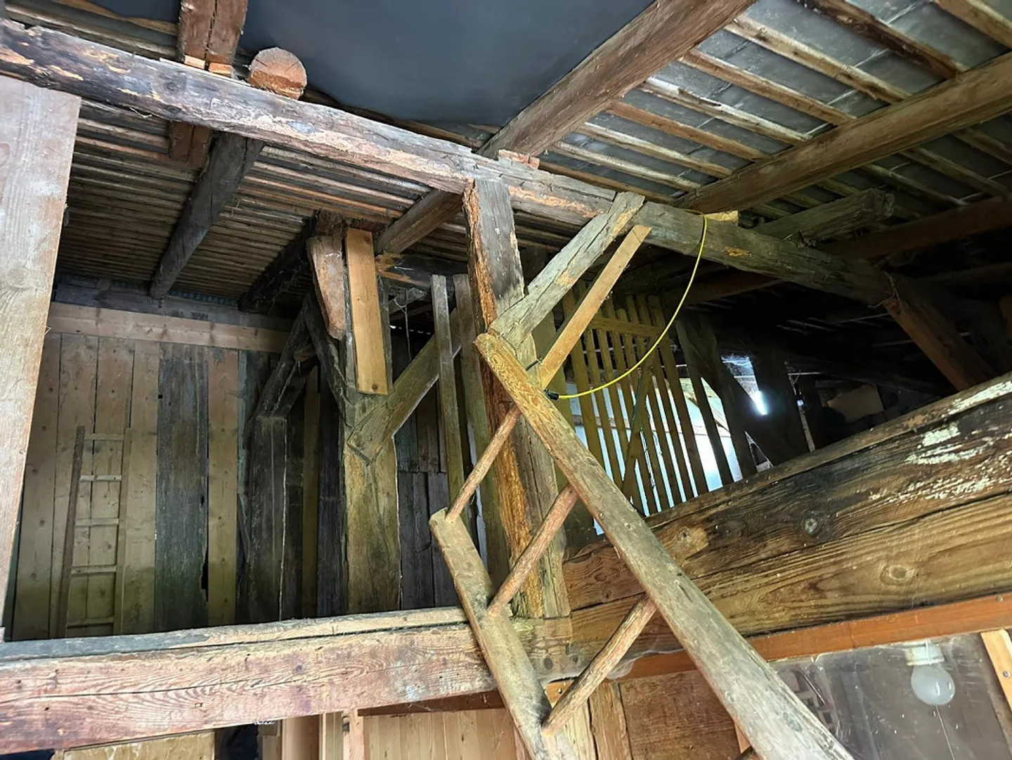 Edificio residenziale con fienile e capanno in legno in una posizione molto bella con vista - Foto 17 di 20