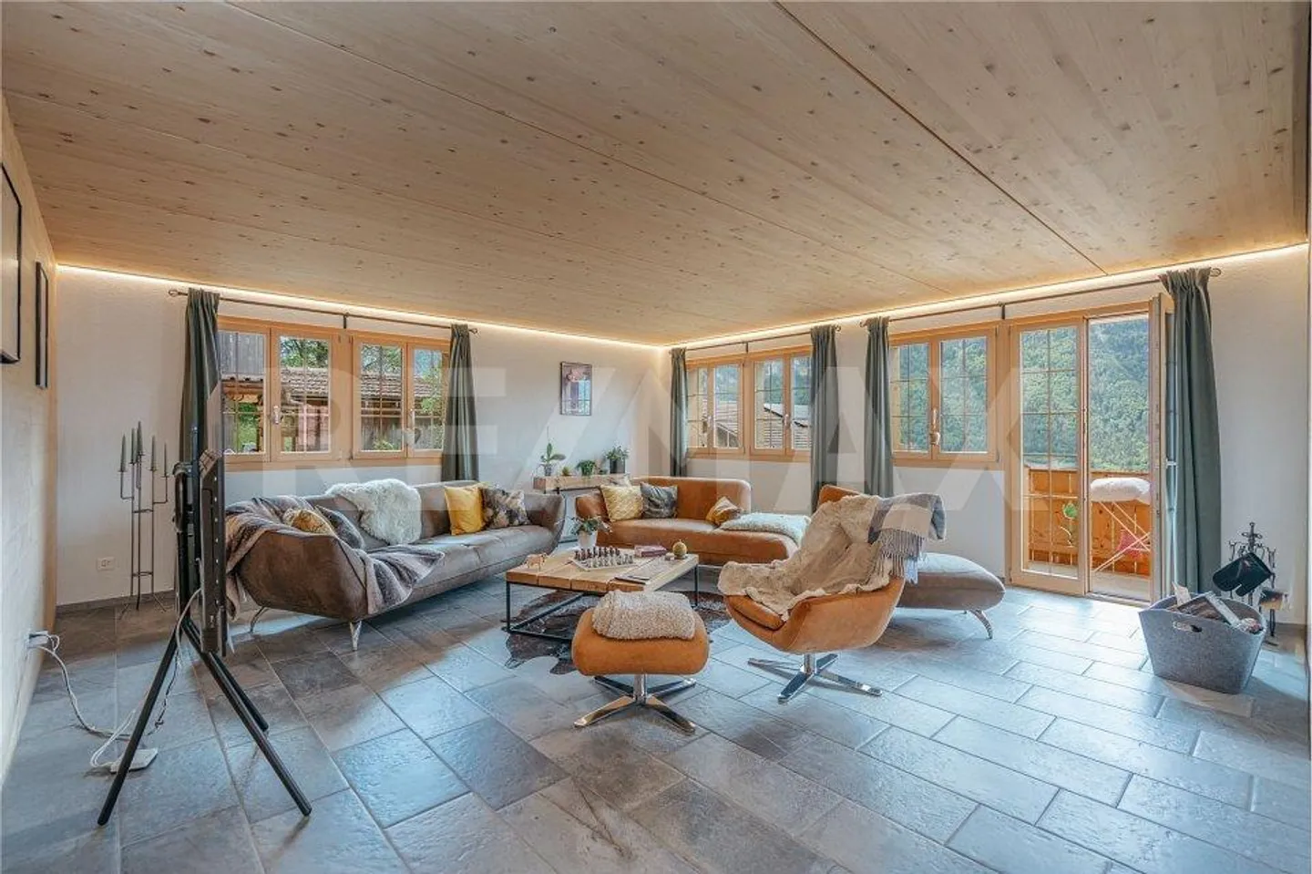 Chalet in legno tradizionale incontra l'architettura moderna - Foto 3 di 13