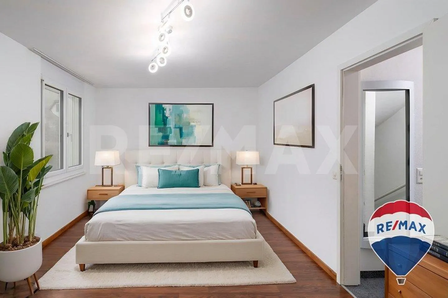 Vivere in modo intelligente in una casa a schiera centrale: Spazio per la famiglia e due auto - Foto 11 di 13