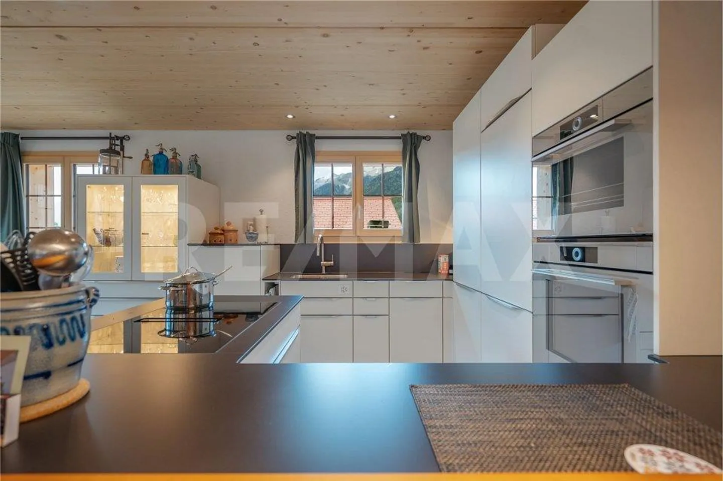 Chalet in legno tradizionale incontra l'architettura moderna - Foto 4 di 13