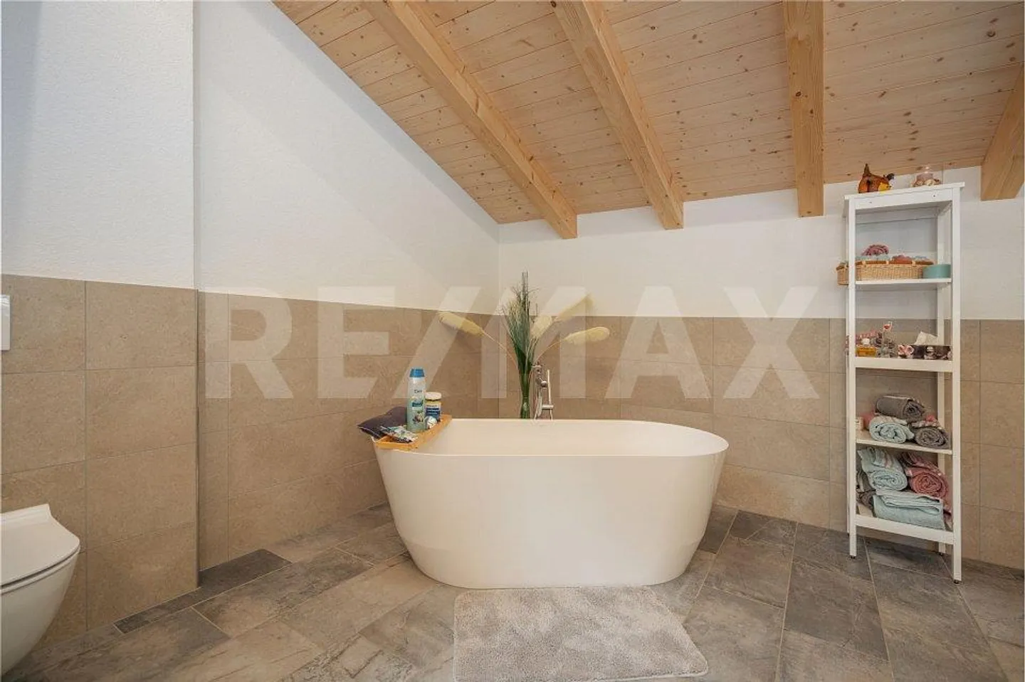 Chalet in legno tradizionale incontra l'architettura moderna - Foto 9 di 13