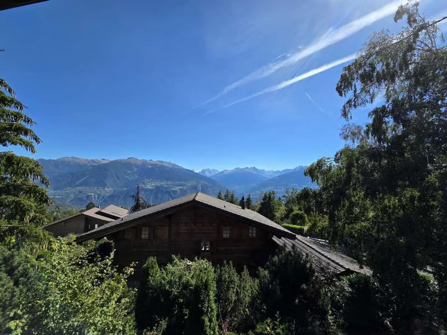 Furnished chalet for annual rent - lease takeover on 31.10.26 - Photo 3 of 10