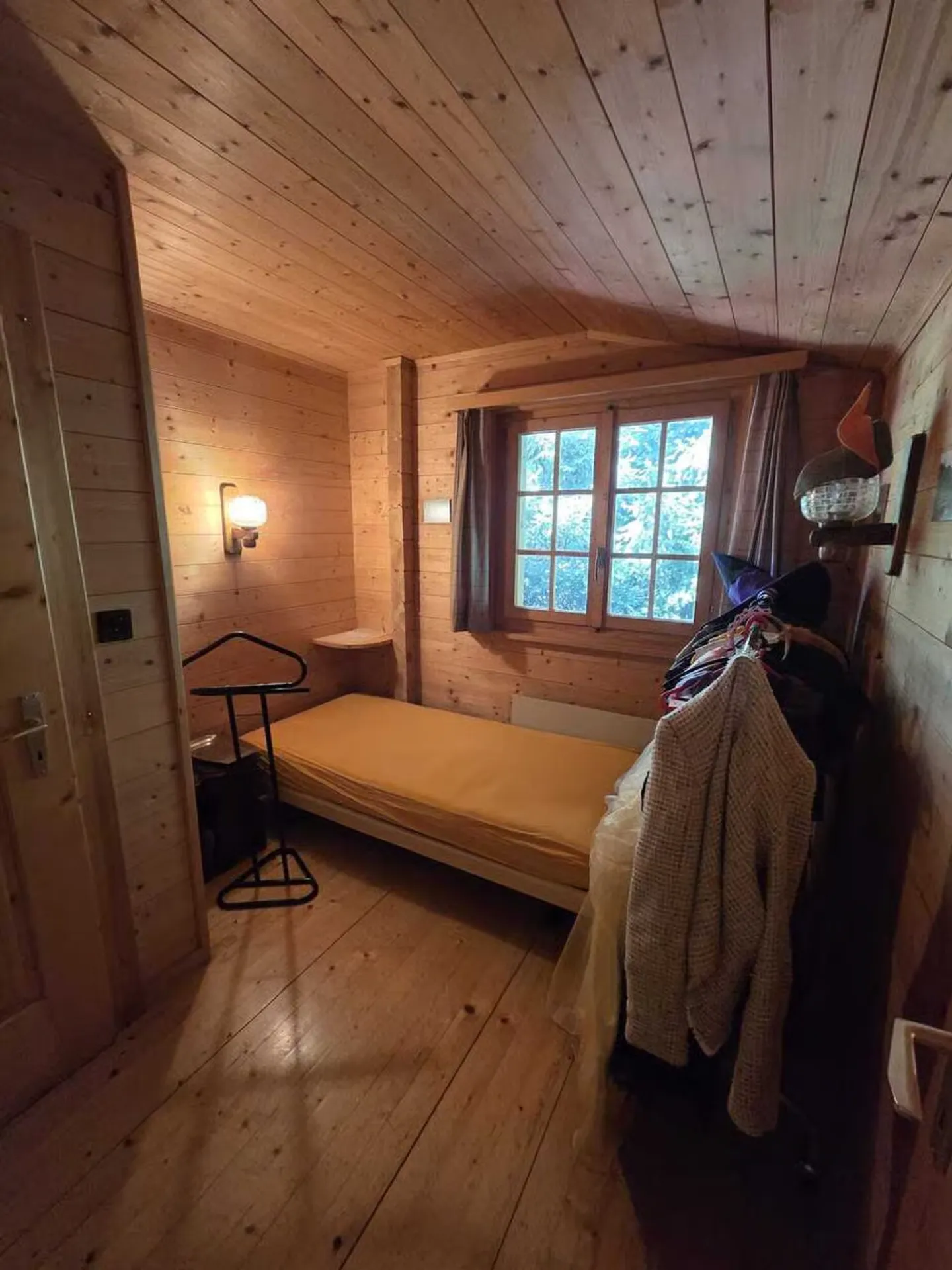 Furnished chalet for annual rent - lease takeover on 31.10.26 - Photo 7 of 10