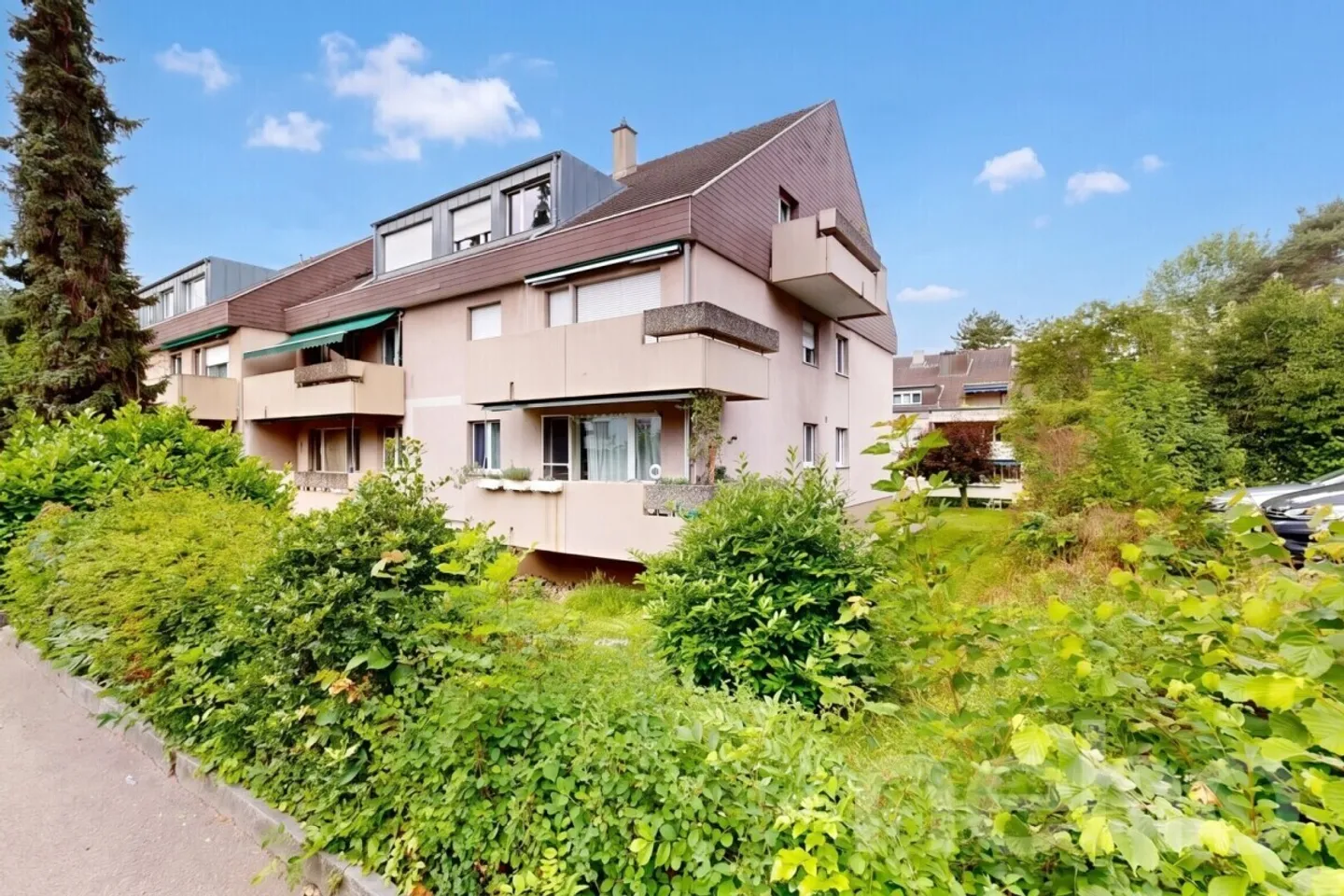 Bright and well-maintained 2.5-room apartment in an attractive location in Arlesheim - Photo 1 of 12