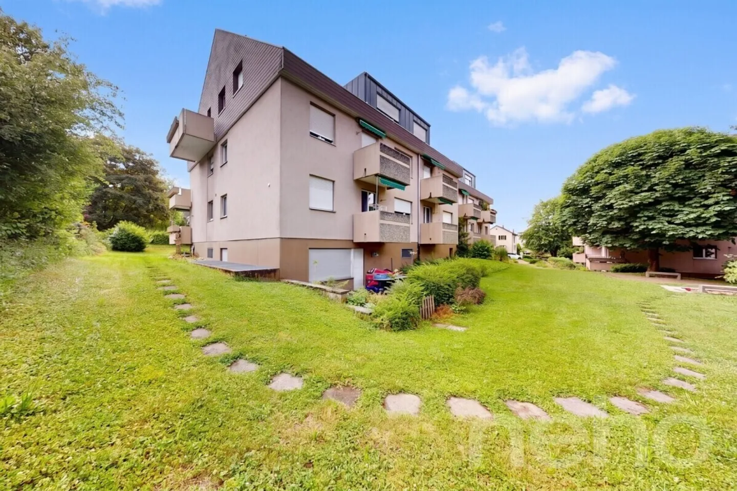 Bright and well-maintained 2.5-room apartment in an attractive location in Arlesheim - Photo 2 of 12