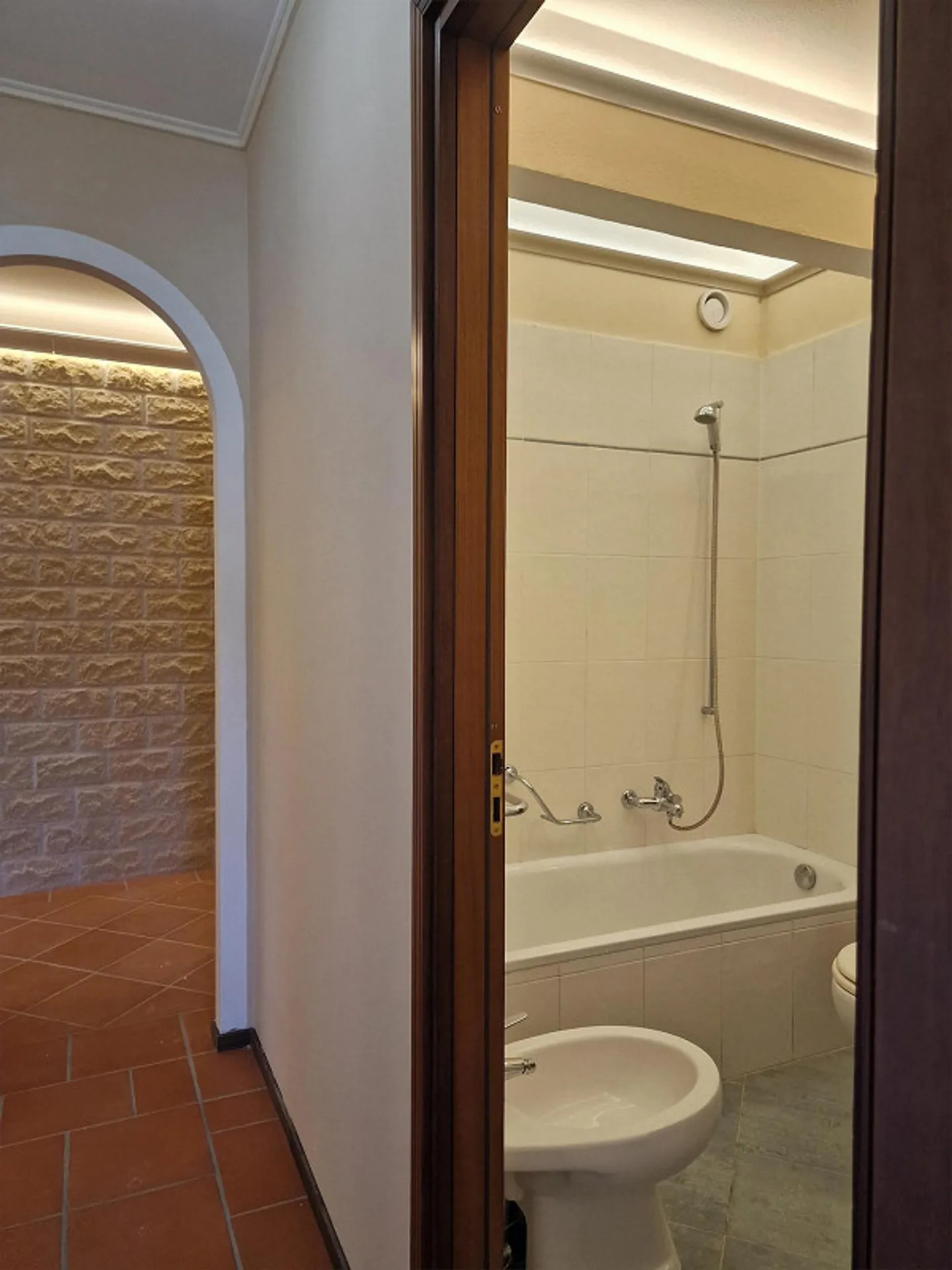 Attic Dream in Paradiso: New 3.5-Room Apartment with Panoramic View - Photo 21 of 30