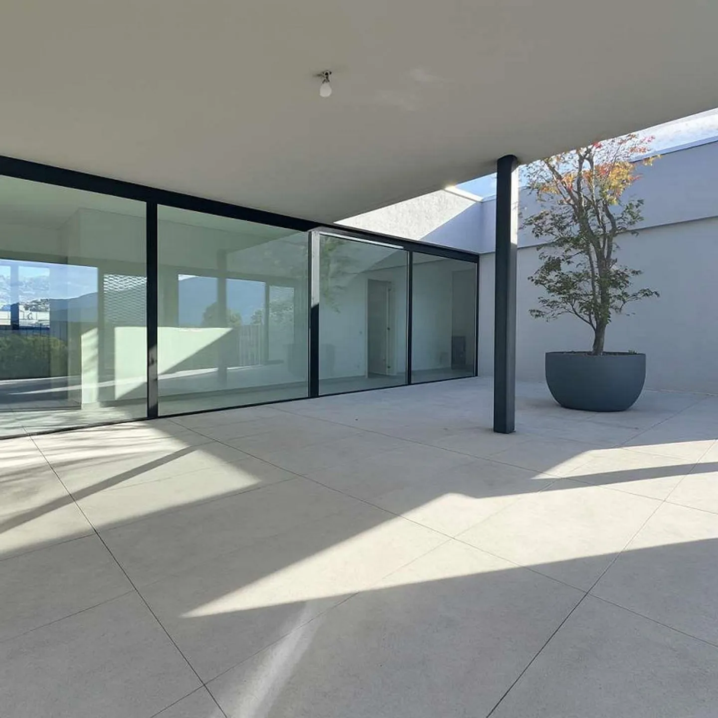 New spacious and bright penthouse in Massagno - Photo 3 of 11