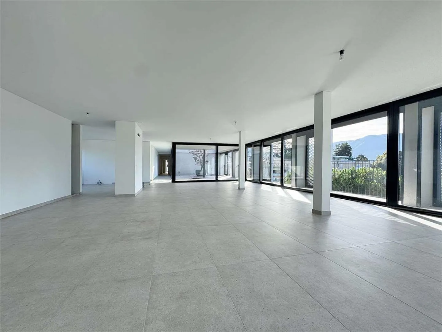 New spacious and bright penthouse in Massagno - Photo 4 of 11