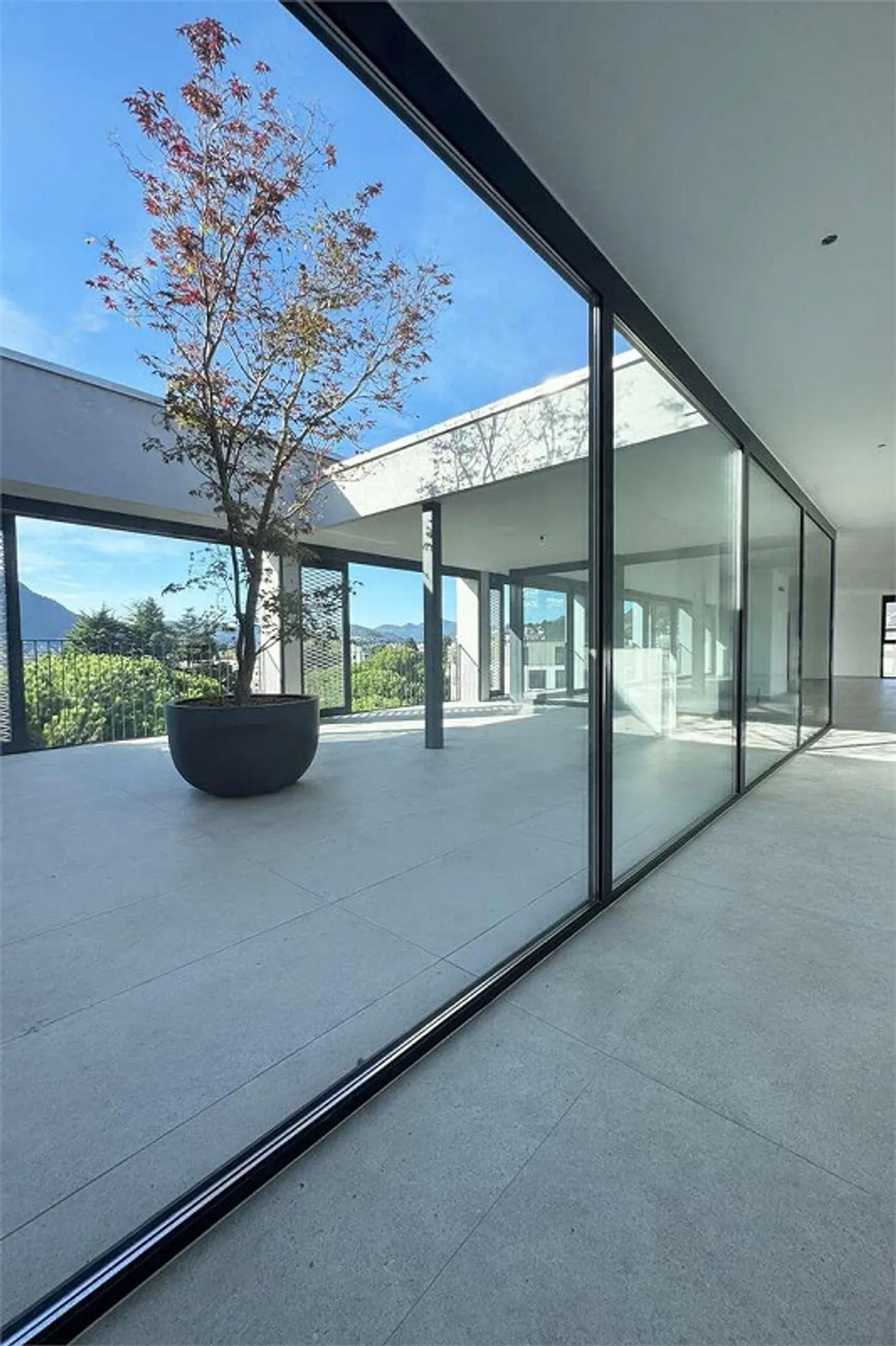 New spacious and bright penthouse in Massagno - Photo 2 of 11