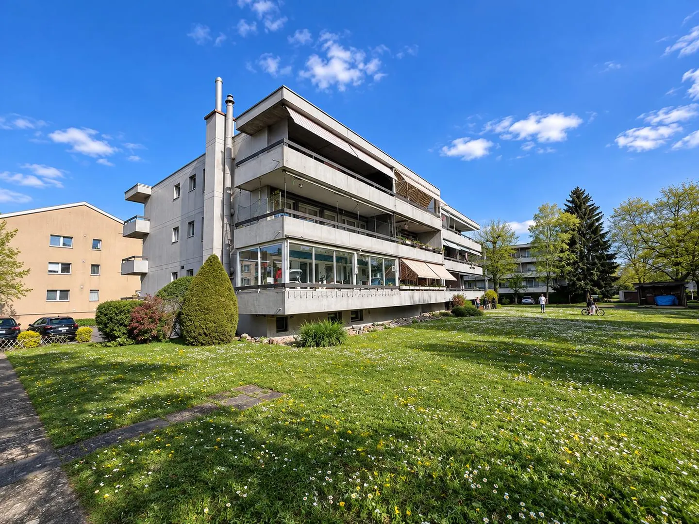 Spacious 5.5 rooms on the top floor with two balconies and unobstructed view - Photo 6 of 7