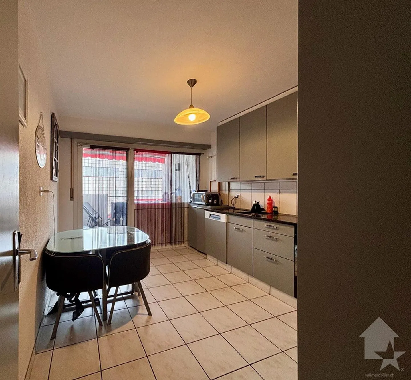 Appartement de 4.5 pces à proximité du centre-ville et garage-box - Photo 4 sur 15