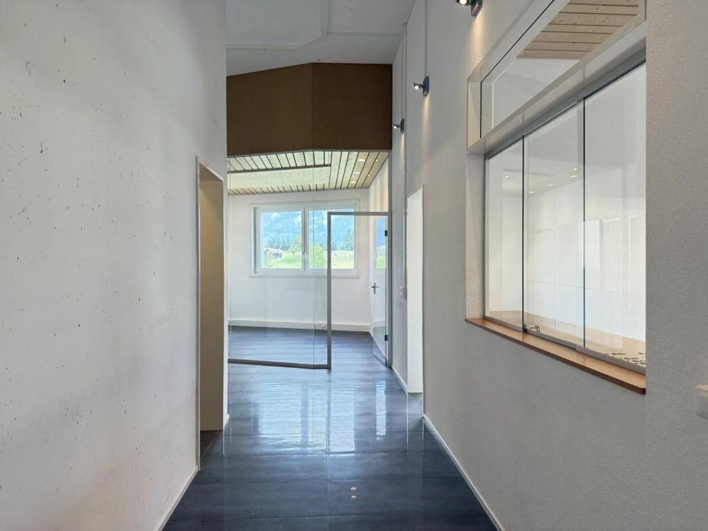 Brilliant commercial space with access ramp - Photo 5 of 18