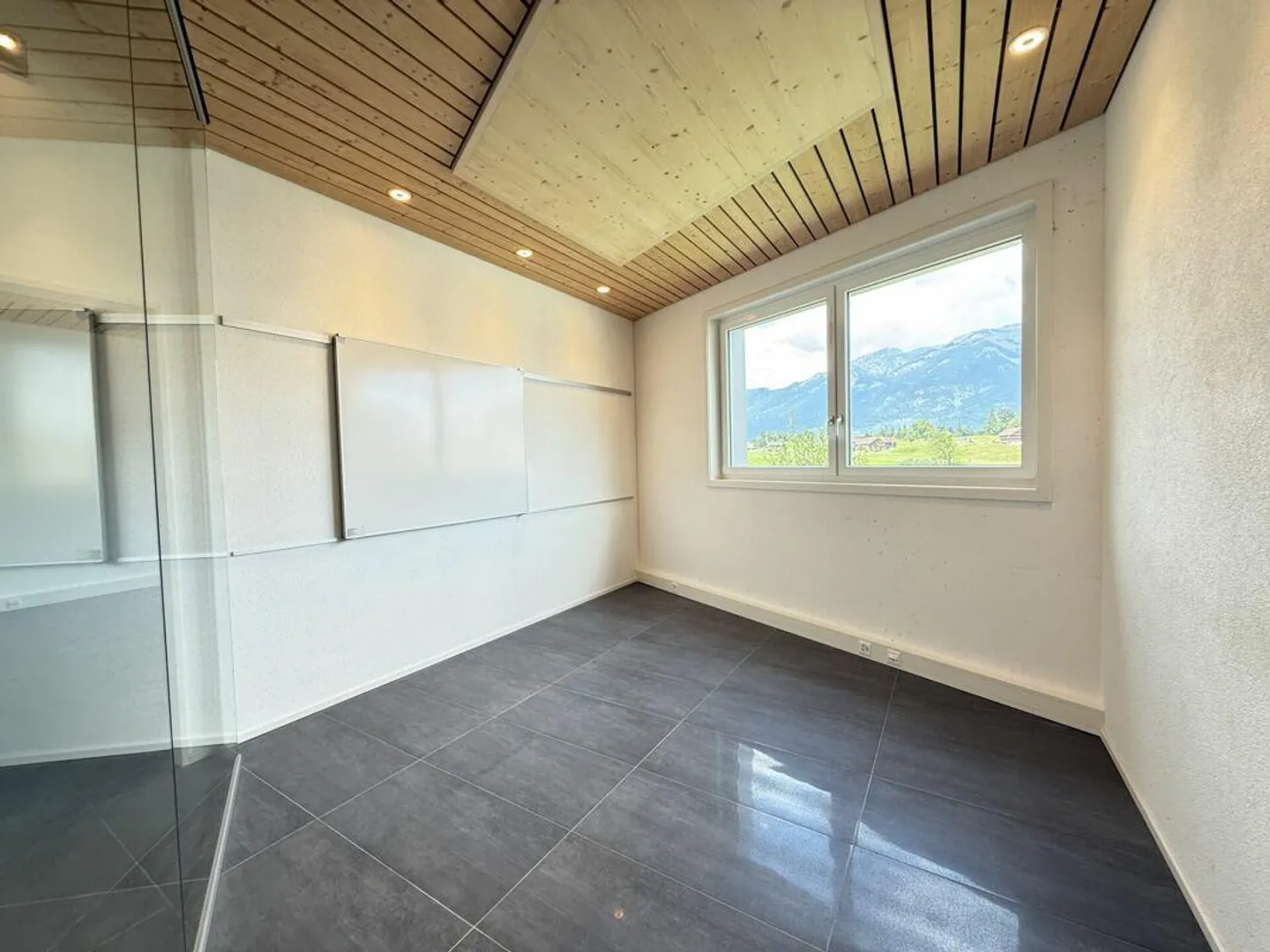 Brilliant commercial space with access ramp - Photo 7 of 18