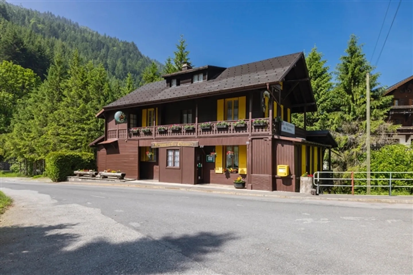 «Individuelles Restaurant mit Unterkunft in Les Plans-sur-Bex» - Photo 1 of 13