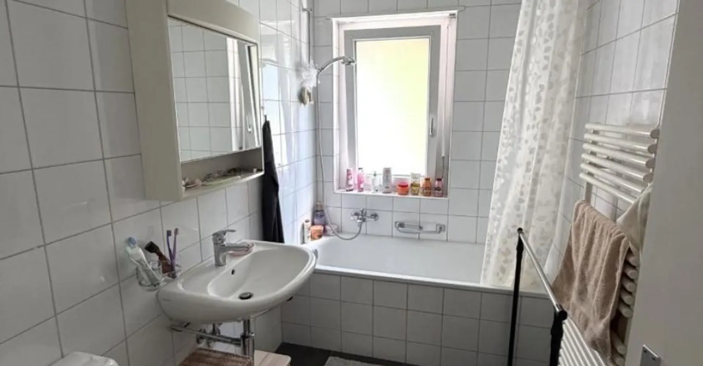 La Neuveville, magnificent 3.5-room apartment on the lower ground floor with balcony - Photo 3 of 8
