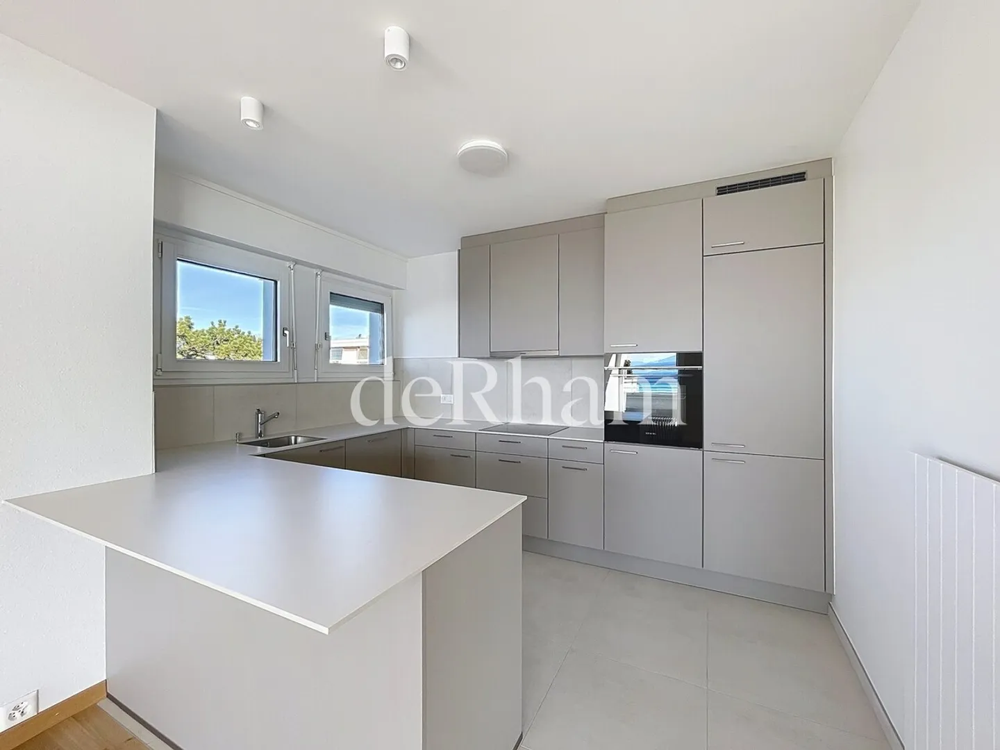 Penthouse rénové avec vue sur le lac - Photo 2 sur 13