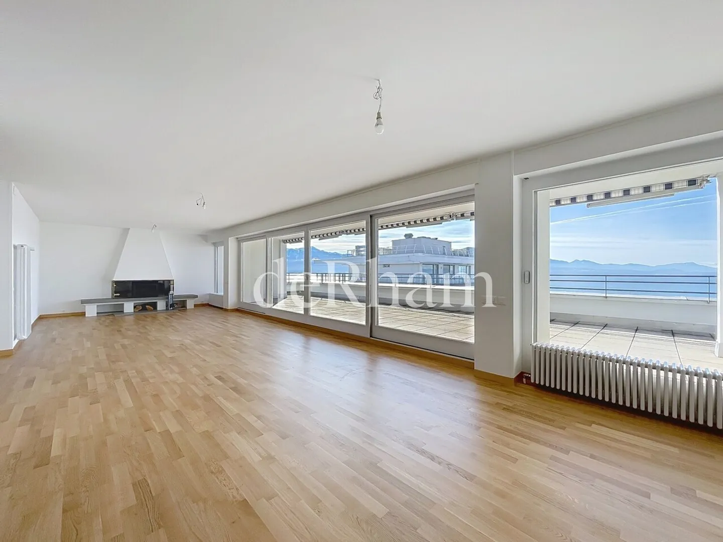 Penthouse rénové avec vue sur le lac - Photo 3 sur 13