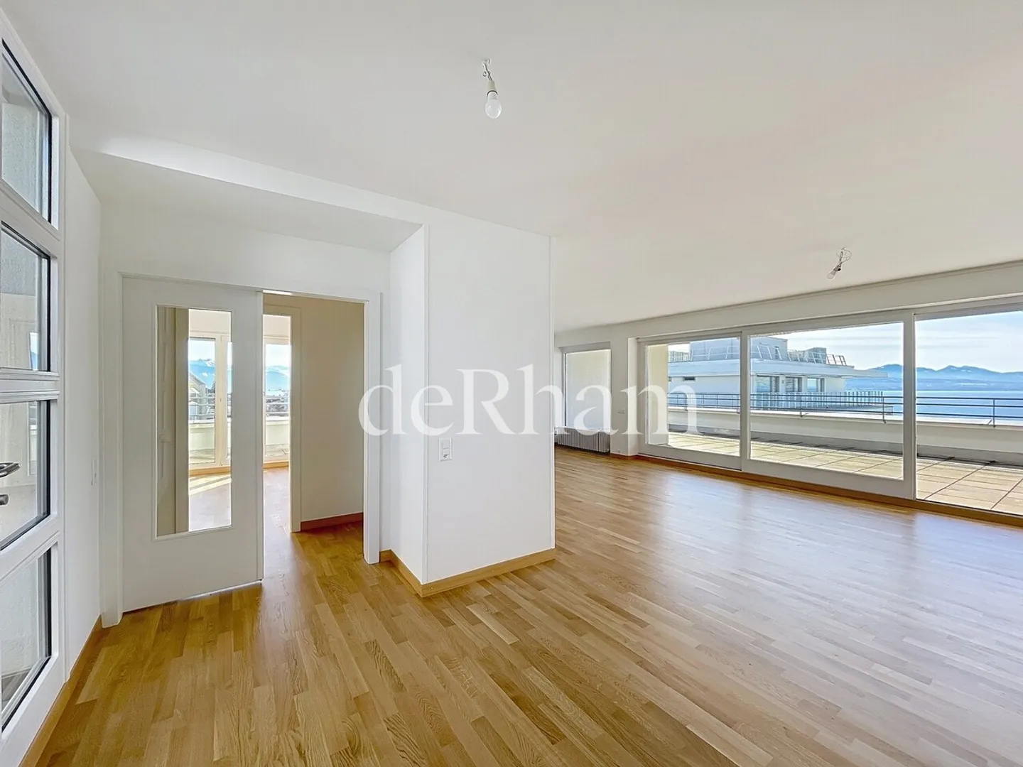 Penthouse rénové avec vue sur le lac - Photo 5 sur 13