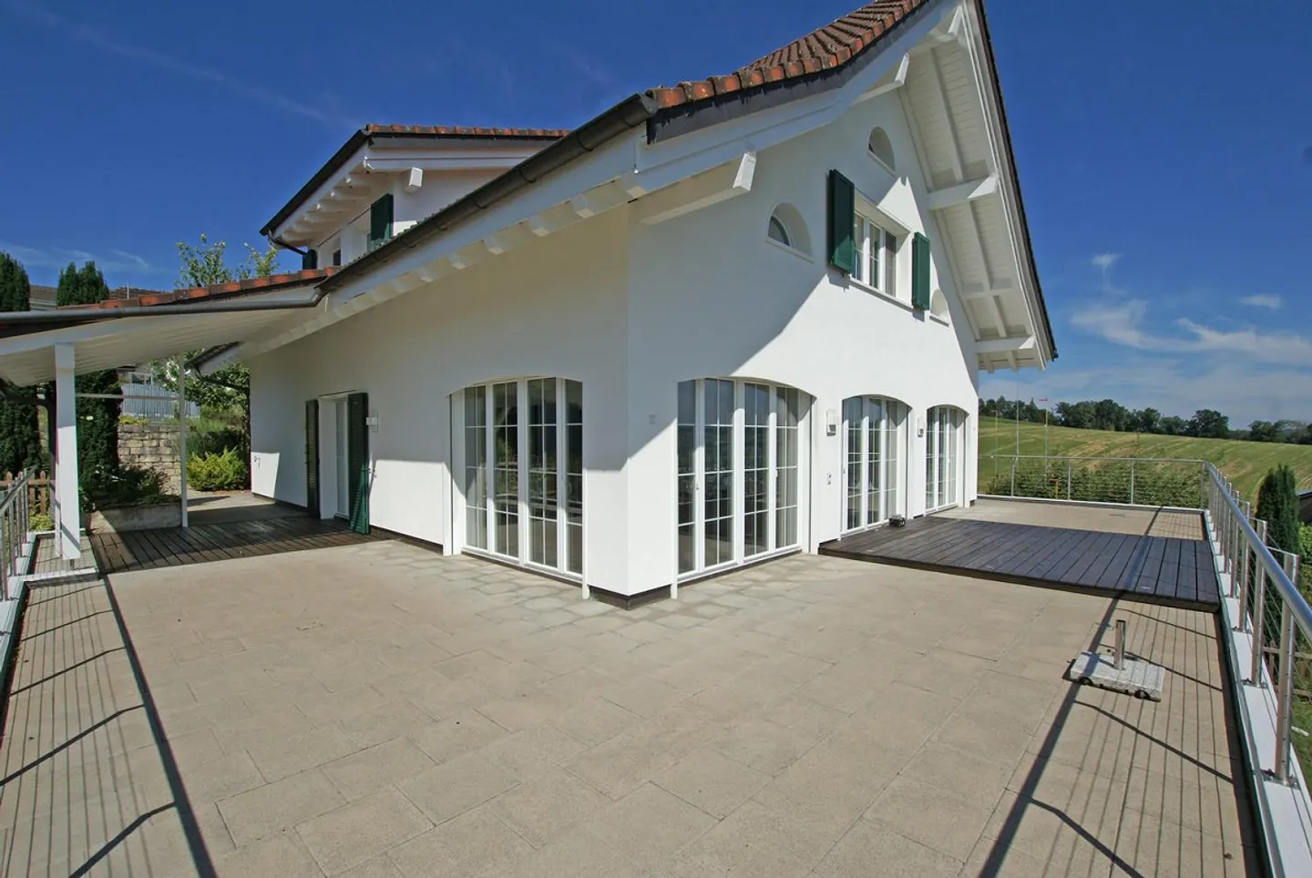 Proprietà spaziosa con due unità abitative e terreno edificabile - Foto 1 di 11