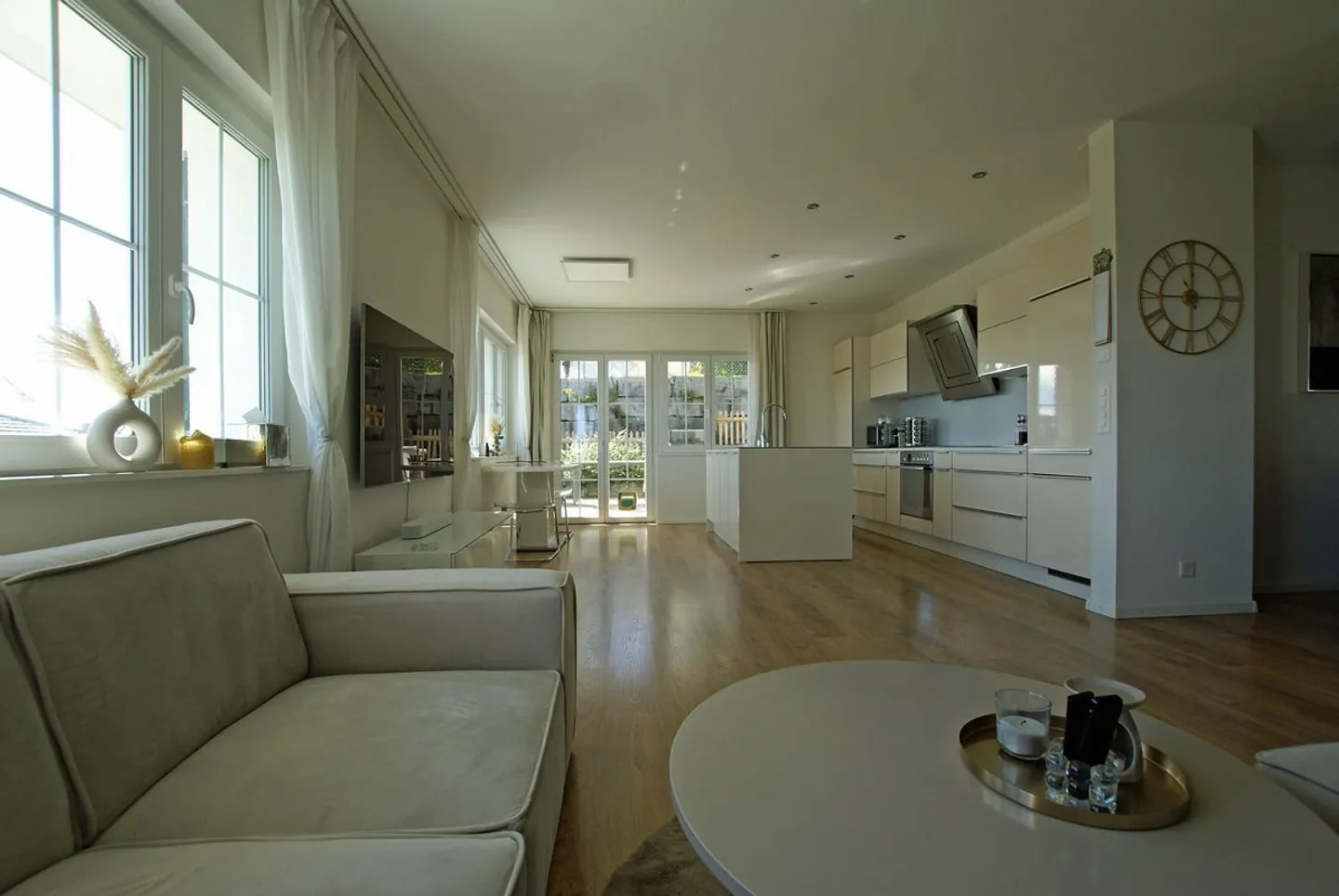 Proprietà spaziosa con due unità abitative e terreno edificabile - Foto 7 di 11