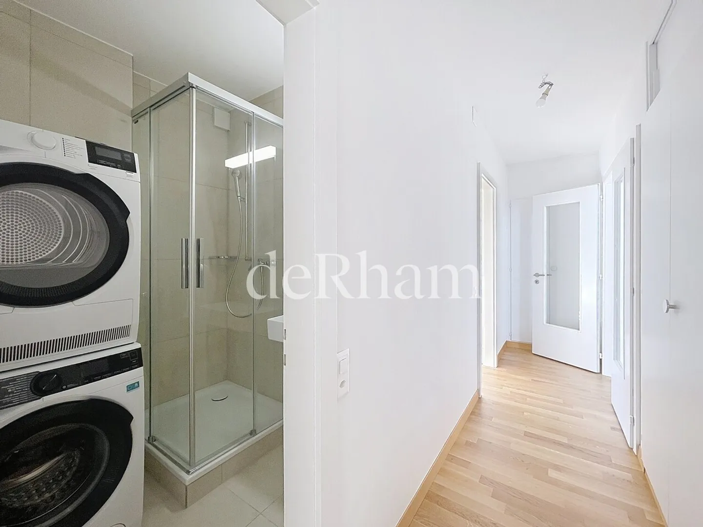 Penthouse rénové avec vue sur le lac - Photo 9 sur 13