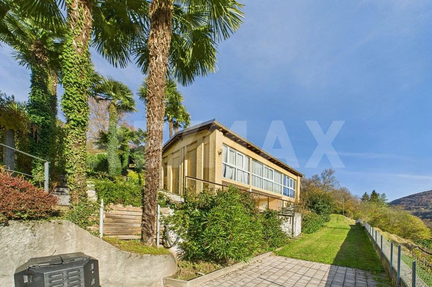 Grosszügiges Haus mit Pool und Bauland - Foto 1 von 13