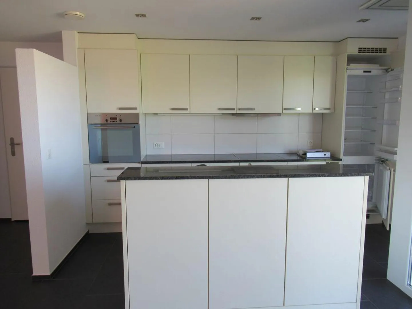 Moderne 4.5-Zimmer-Wohnung mit Balkon - Foto 2 von 13