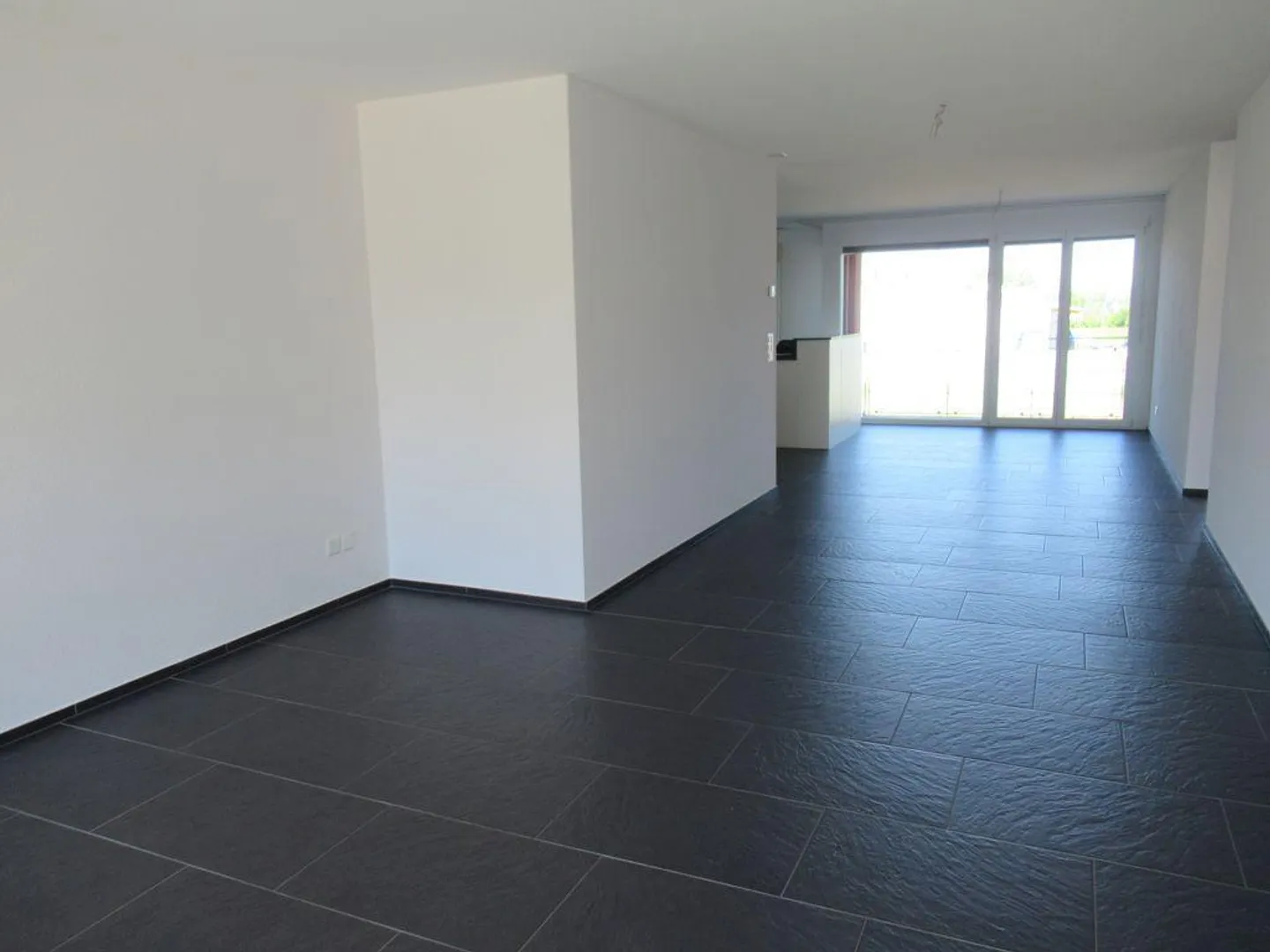 Moderne 4.5-Zimmer-Wohnung mit Balkon - Foto 3 von 13