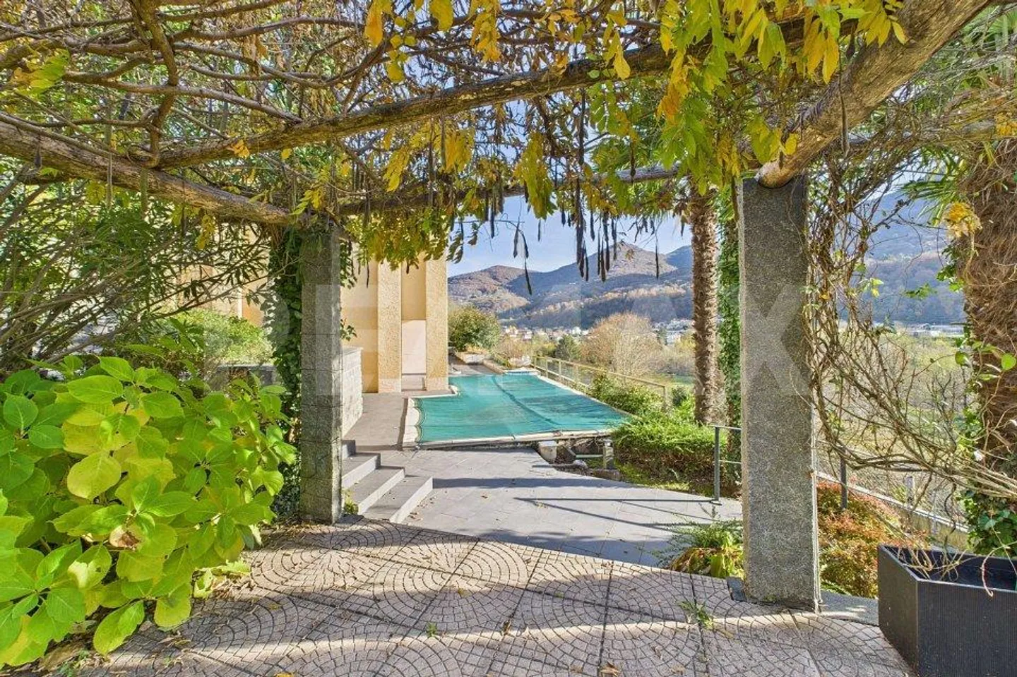 Grosszügiges Haus mit Pool und Bauland - Foto 4 von 13