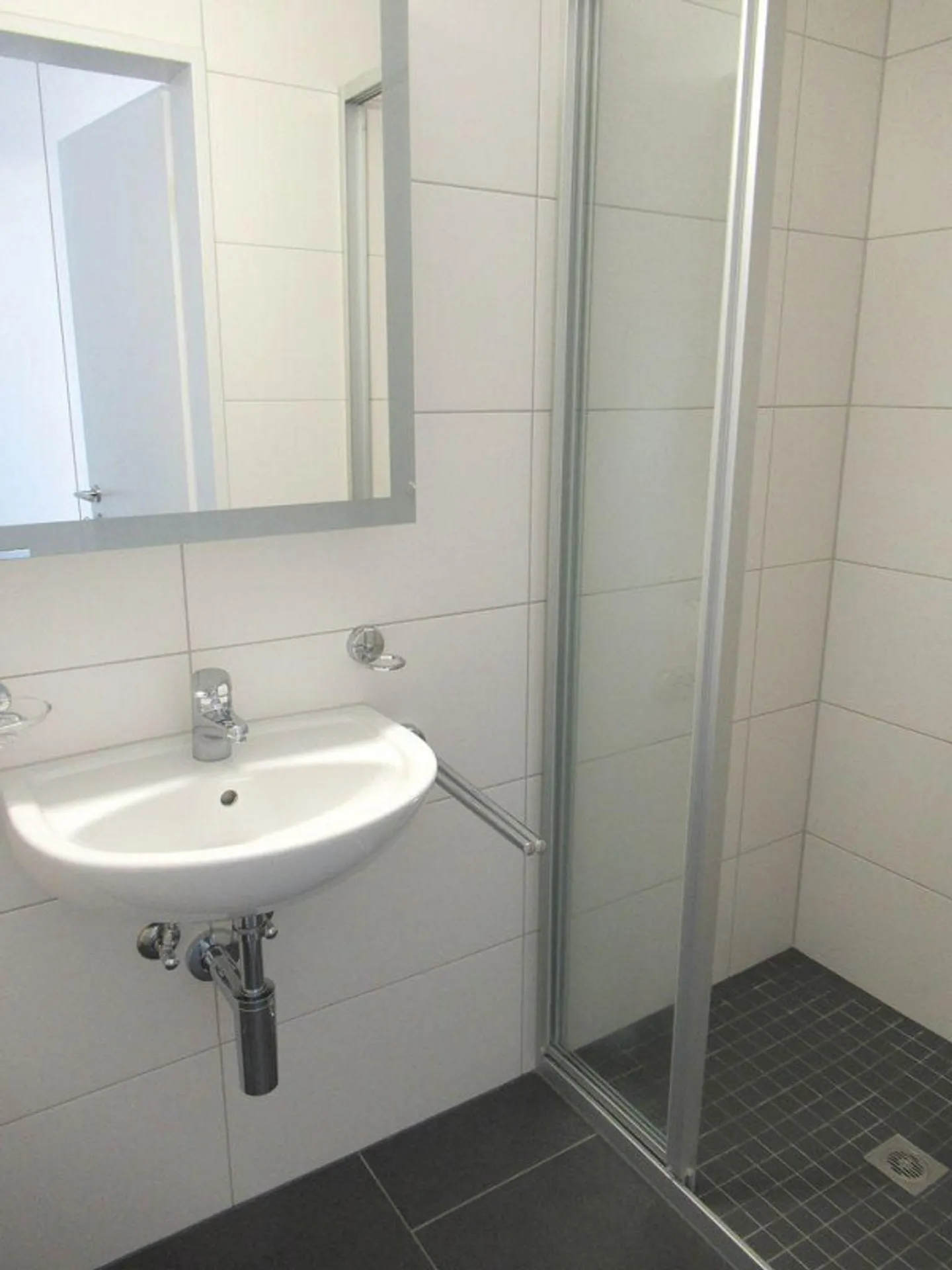Moderne 4.5-Zimmer-Wohnung mit Balkon - Foto 6 von 13