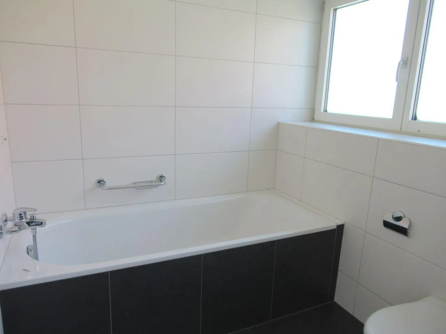 Moderne 4.5-Zimmer-Wohnung mit Balkon - Foto 4 von 13