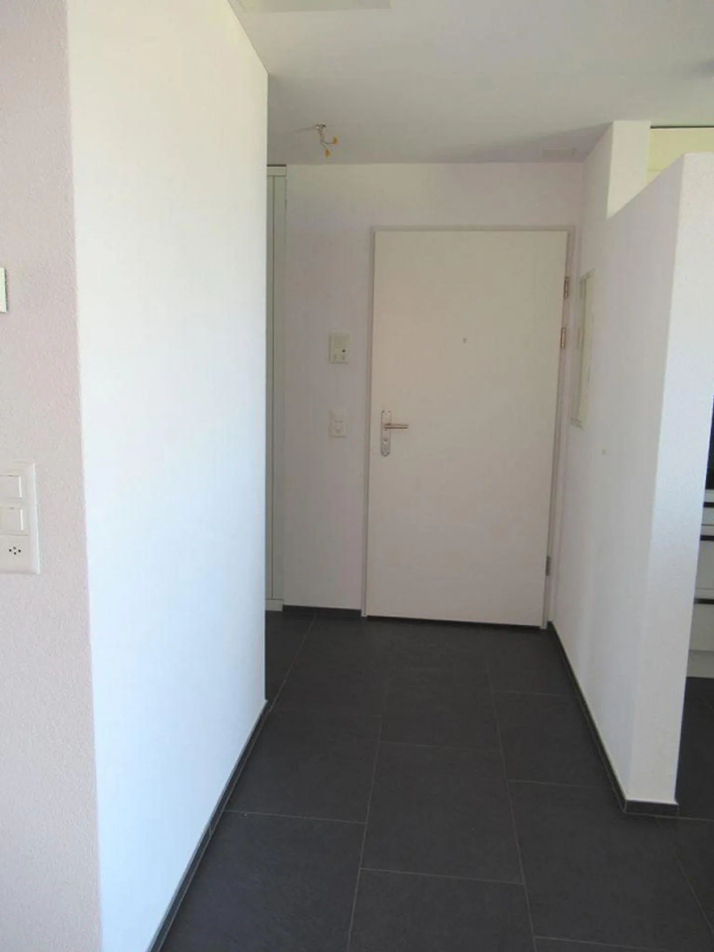 Moderne 4.5-Zimmer-Wohnung mit Balkon - Foto 8 von 13