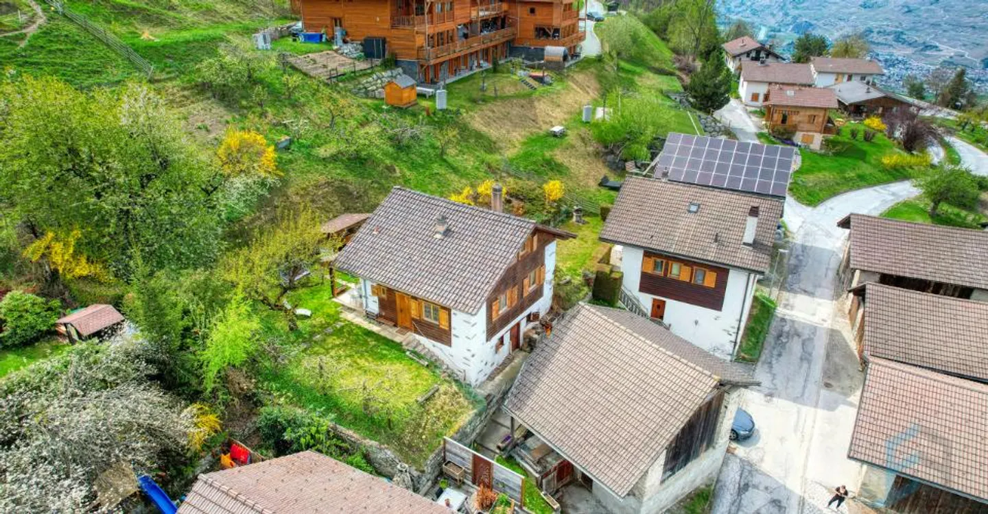 EXKLUSIVITÄT Prachtvolles 4 ½-Zimmer-Chalet mit Panoramablick in Erdesson - Foto 2 von 13