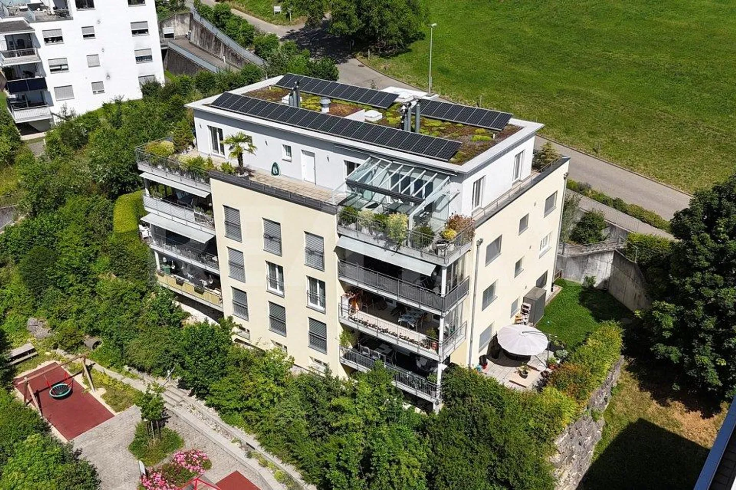 Exclusive Living - 5½-Room Penthouse Apartment with Direct Lift Access - Photo 2 of 13
