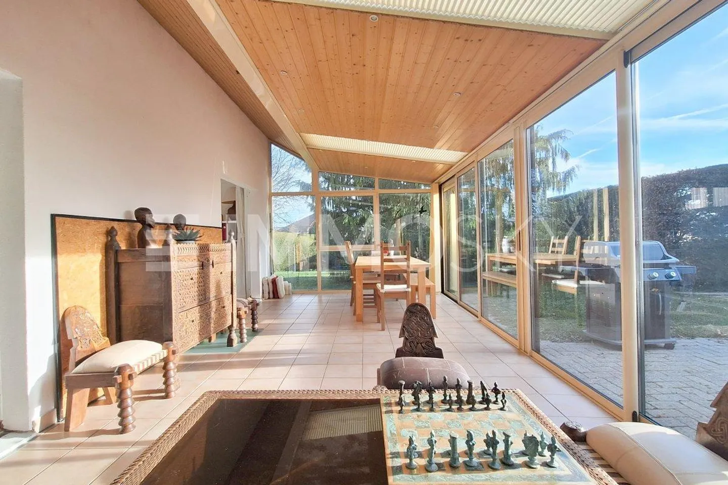 Raum, Licht und Privatsphäre – wunderschönes Haus mit 6.5 Zimmern - Foto 2 von 5