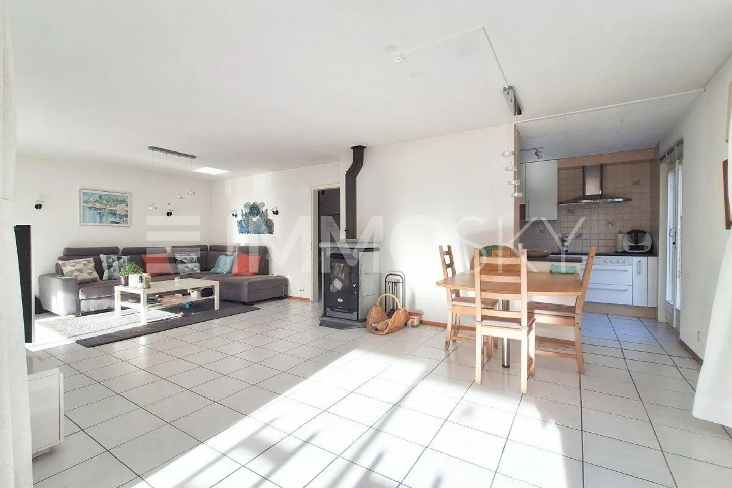 Raum, Licht und Privatsphäre – wunderschönes Haus mit 6.5 Zimmern - Foto 4 von 5