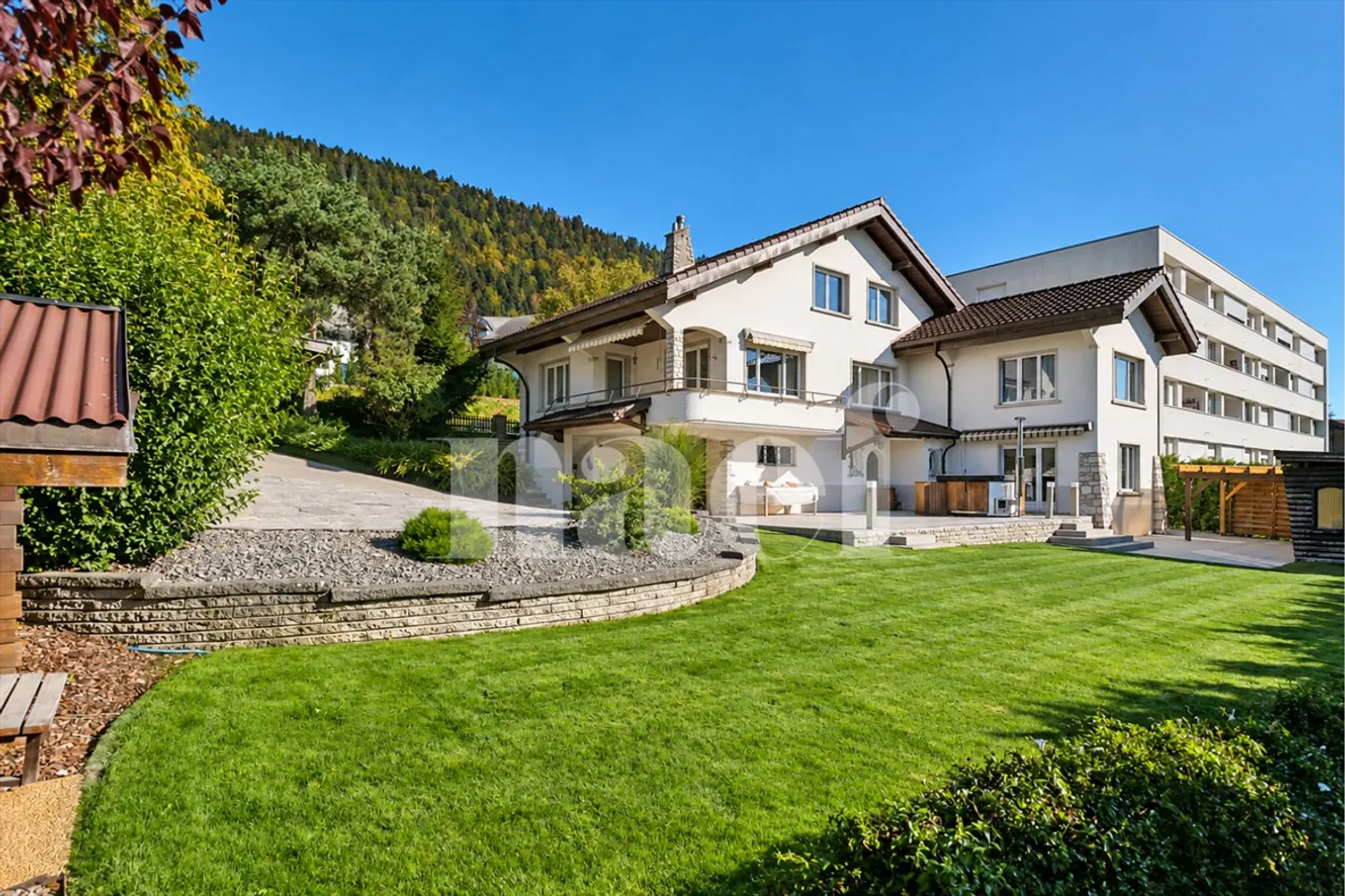 Gemütliche individuelle Villa mit 6,5 Zimmern und Nebengebäuden - Foto 1 von 12