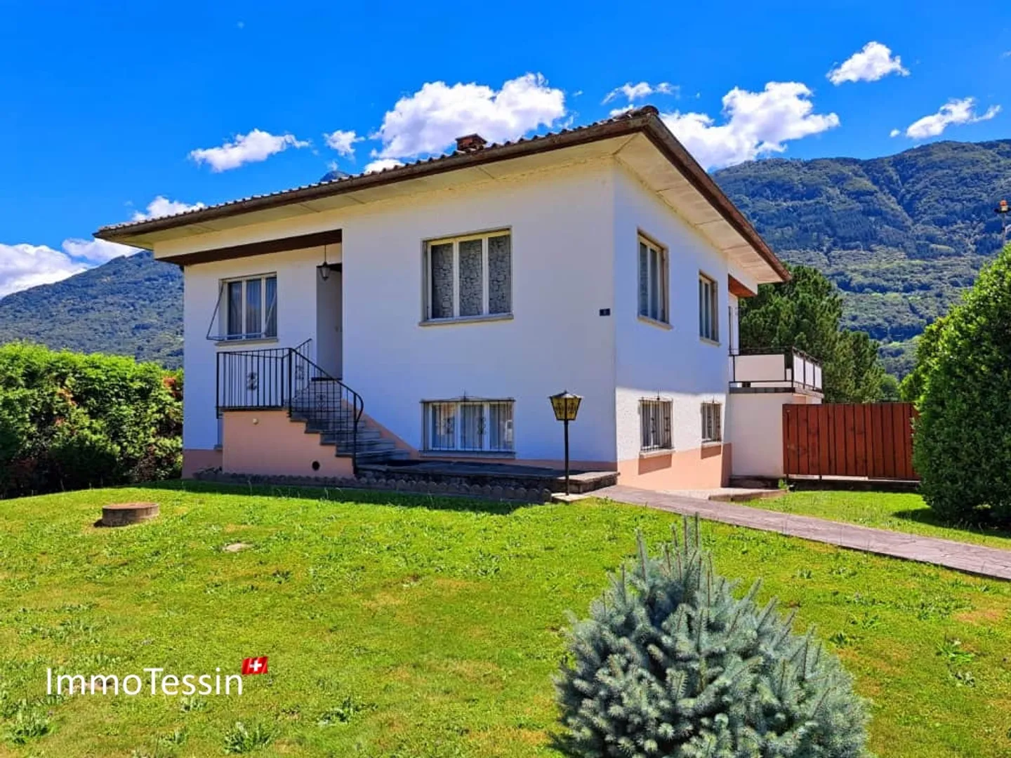 Villa with vineyard and huge 2200 m2 plot in Giubiasco - Photo 1 of 13