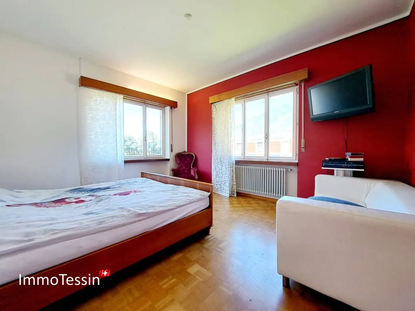 Villa with vineyard and huge 2200 m2 plot in Giubiasco - Photo 9 of 13