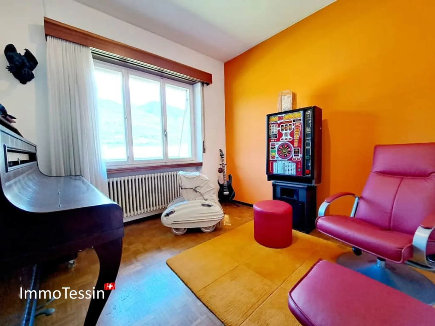 Villa with vineyard and huge 2200 m2 plot in Giubiasco - Photo 10 of 13