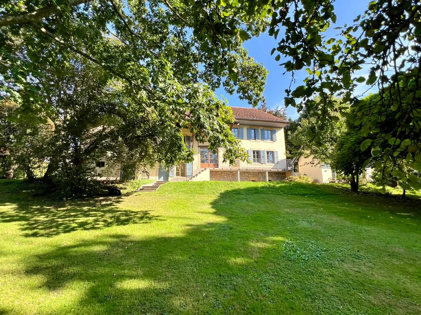 Großes Dorfhaus voller Charme für eine oder zwei Familien, außergewöhnlicher Garten! - Foto 1 von 11