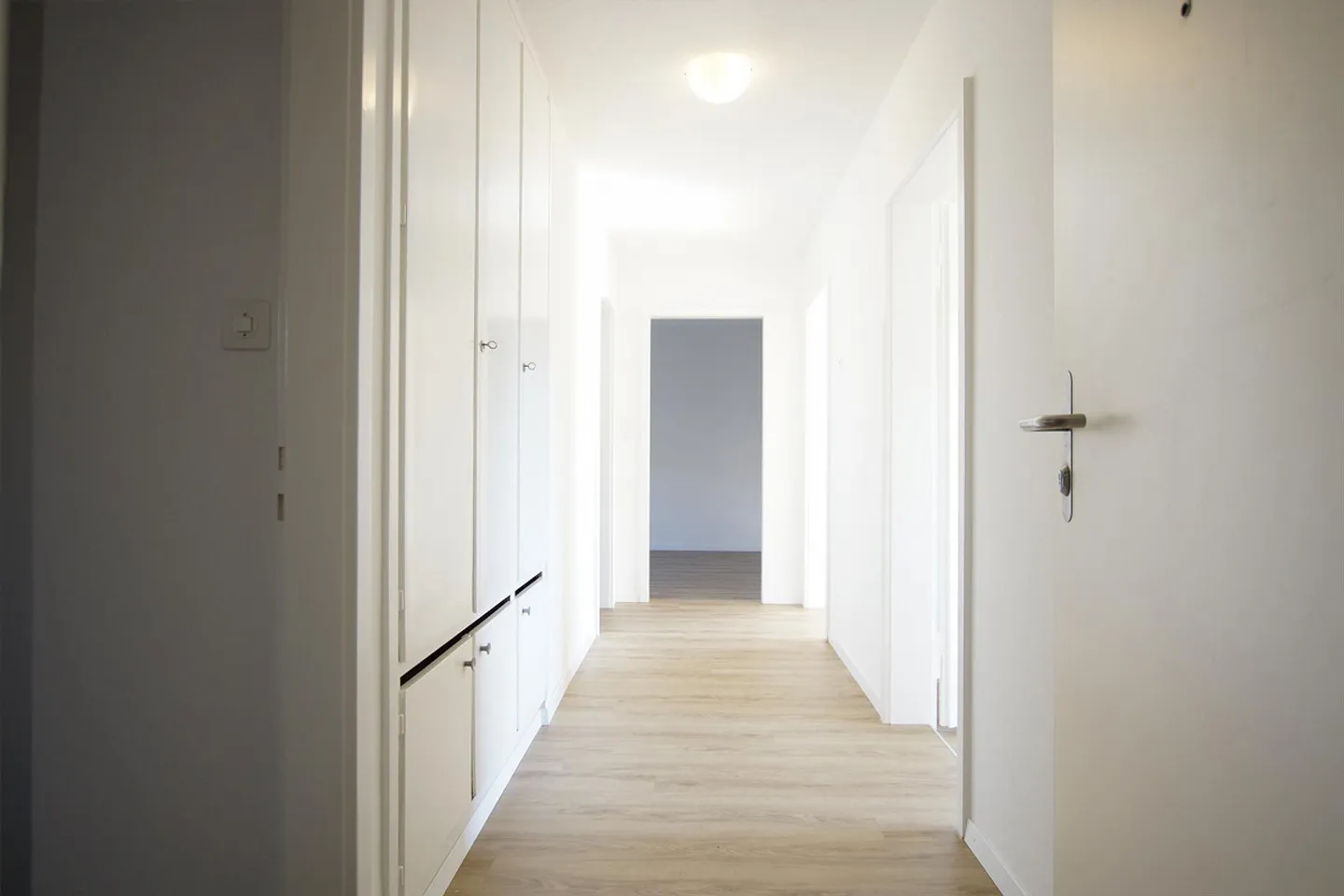 Beautiful 3-room apartment with sunny balcony and close to the city - Photo 2 of 8