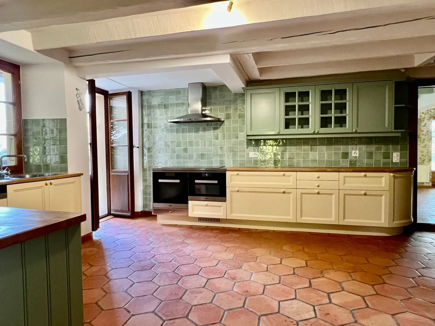 Großes Dorfhaus voller Charme für eine oder zwei Familien, außergewöhnlicher Garten! - Foto 3 von 11
