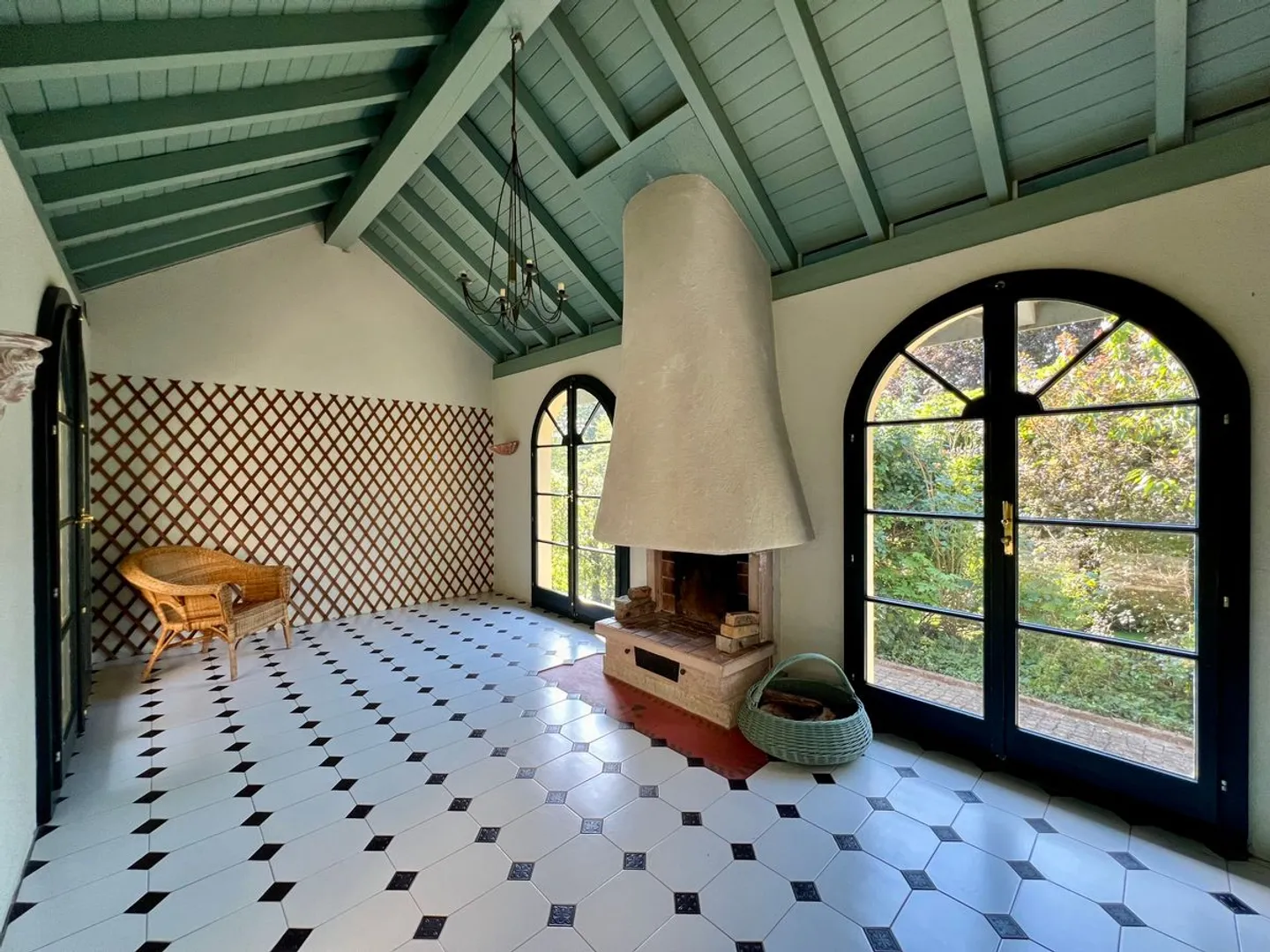 Großes Dorfhaus voller Charme für eine oder zwei Familien, außergewöhnlicher Garten! - Foto 7 von 11