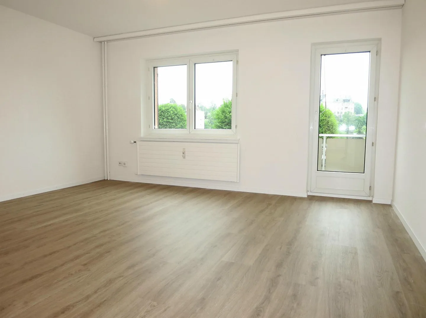 Beautiful 3-room apartment with sunny balcony and close to the city - Photo 3 of 8
