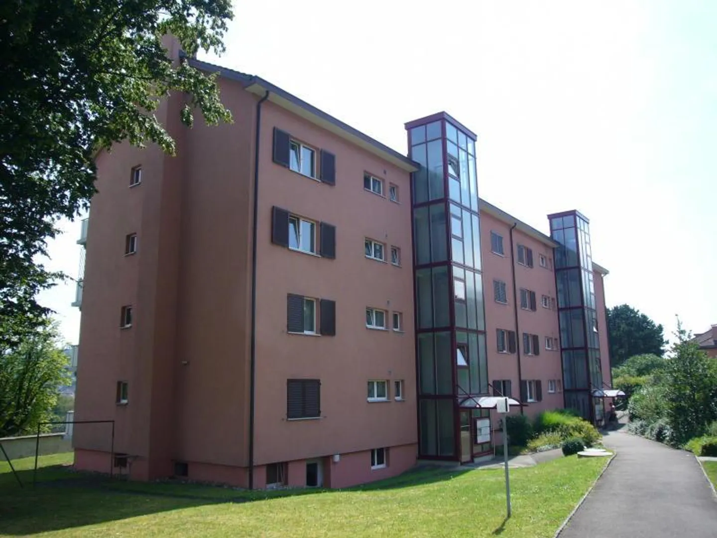 Beautiful 3-room apartment with sunny balcony and close to the city - Photo 1 of 8